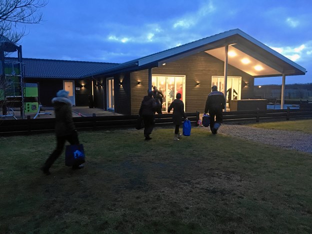 Fredag morgen: fællesomklædning inden en varm fællesskabsweekend. Foto: Radio NORDJYSKE Anders Fuglsang