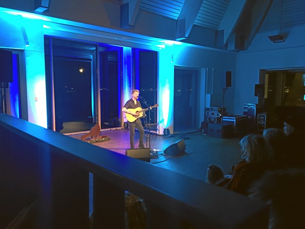 Christian Hjelm - solo og akustisk på Uzton Center. Foto: Radio NORDJYSKE Anders Fuglsang