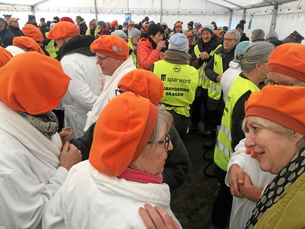 De orange hætter symboliserer Danmarks største festival. Vinterbaderne vil gerne vise, at de er fra Roskilde. Foto: Radio NORDJYSKE Anders Fuglsang