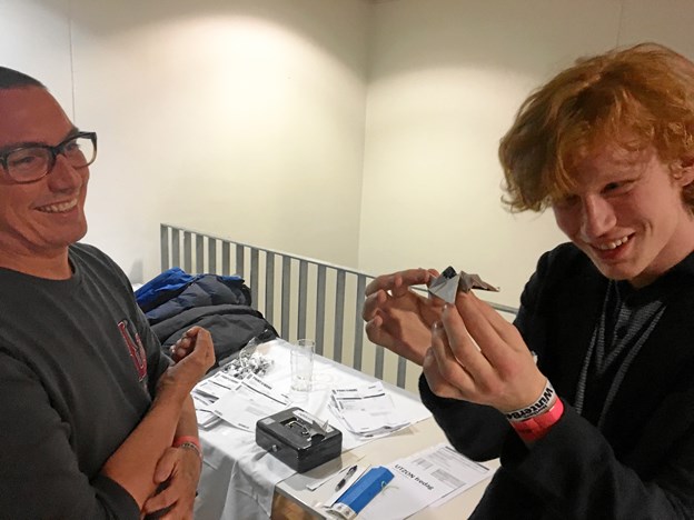Mathias fik også undervisning i origami af Mikkel fra Studenterhuset. Foto: Radio NORDJYSKE Anders Fuglsang