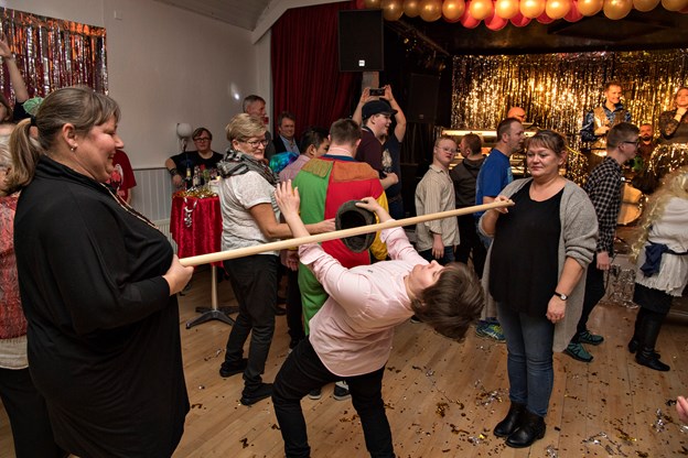 Sådan en gang limbo-dans giver varmen. Anne Helene Kahr Thomsen og Kurt Bering (foto)