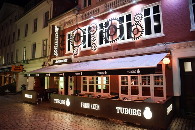 Fabrikken er et af de steder i Jomfru Ane Gade, der hylder Aalborg som grandprix-by. Foto: Claus Søndberg Camilla Gammelgaard