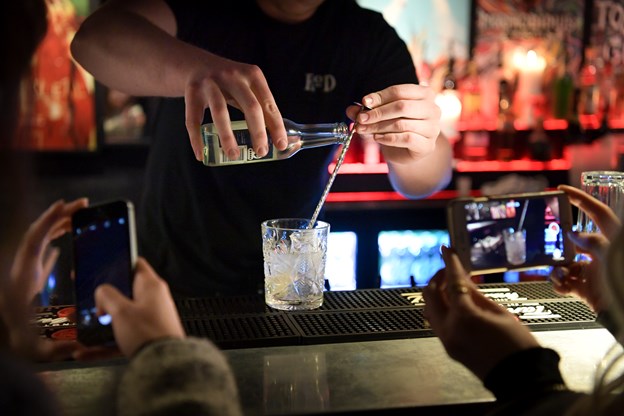 Der er grandprix-cocktails på flere af Gadens barer og diskoteker. Her er det Hornsleth Bar.
Foto Claus Søndberg Camilla Gammelgaard