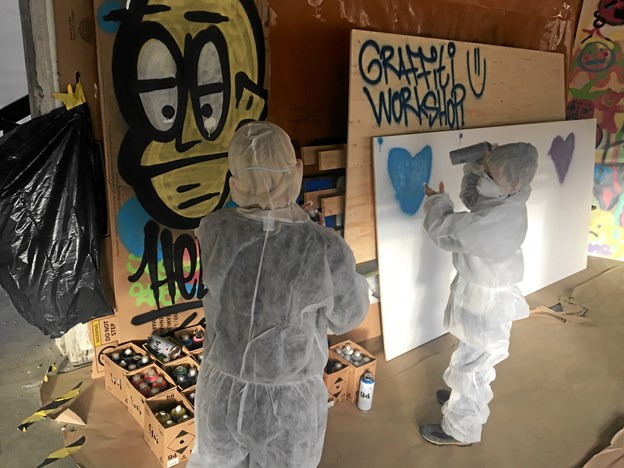 Laura og Victor til graffitiworkshop. Foto: Radio NORDJYSKE Anders Fuglsang