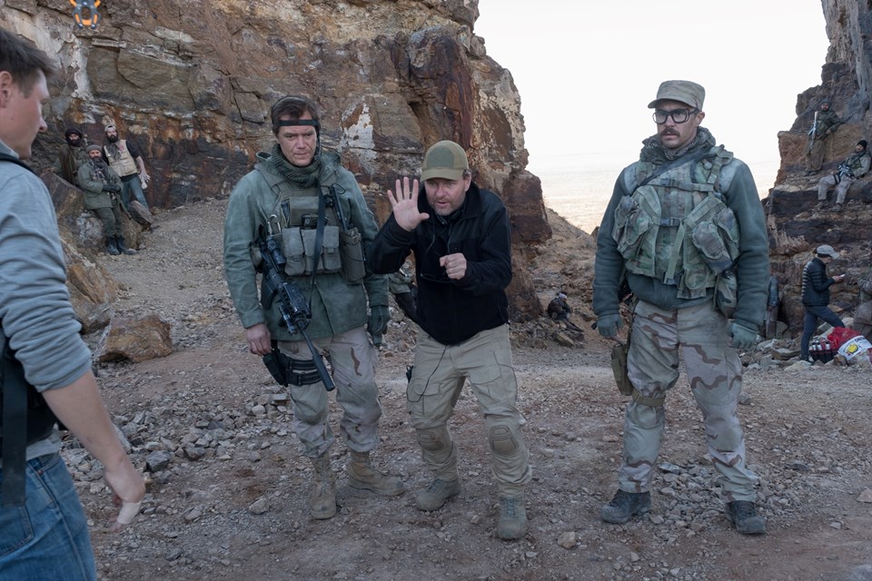 ”12 Strong” er optaget på 40 dage i et øde område i New Mexico, og selvom det var en prøvelse for hele holdet at opholde sig så langt væk fra alting, skabte det et særligt sammenhold, siger Nicolai Fuglsig, der her er i gang med at instruere blandt andre skuespilleren Michael Shannon. Foto: David James/Ritzau Scanpix Bine Madsen/Dagbladenes Bureau