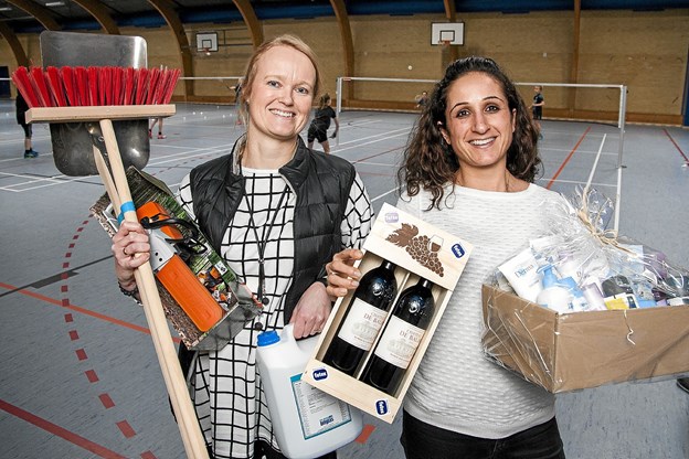 Lene Milwertz (til venstre) og Rodena Mazdo med nogle af de mange sponsorpræmier man kan vinde i bingo. Svend Ole Jensen