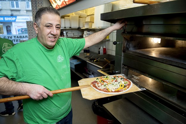 Samir Mansour Sada var med på ideen med det samme og har allerede solgt flere sunde pizzaer. Camilla Gammelgaard og Lars Pauli (foto)