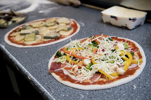 Osten på de fedtfattige pizzaer indeholder kun 15 procent fedt. Camilla Gammelgaard og Lars Pauli (foto)