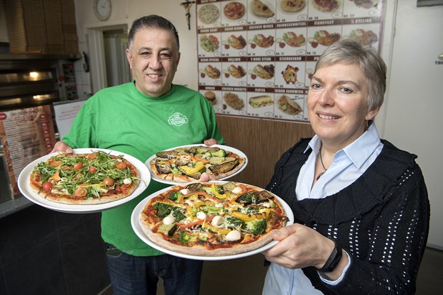 Her ses indehaver af Yones Grill & Pizza, Samir Mansour Sada, og diætist Helle Brøcher, der har klinikken, Min Diætist. Camilla Gammelgaard og Lars Pauli (foto)