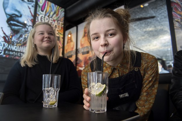 Den yngste deltager er kun 17 år gammel og hedder Anna Ritsmar. Hun fik i aftenens anledning lov at komme ind på Hornsleth. Camilla Gammelgaard, Pauline Vink og Lars Pauli (foto)