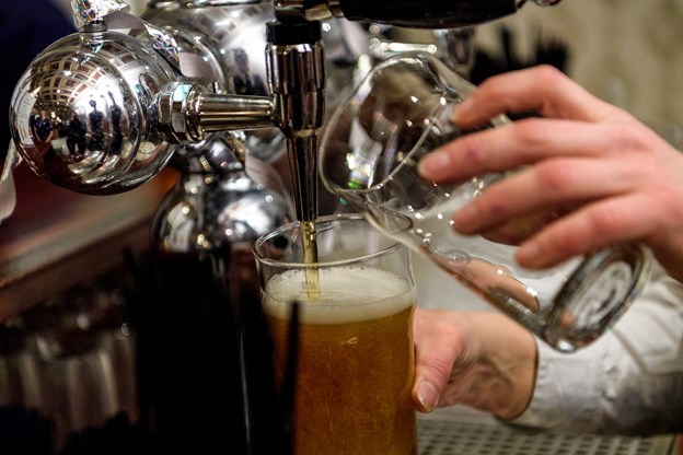 Det er godt gang i både fadøl og særlige grand prix-drinks ved forfesten. Katrine Schousboe og Nicolas Cho Meier (foto)