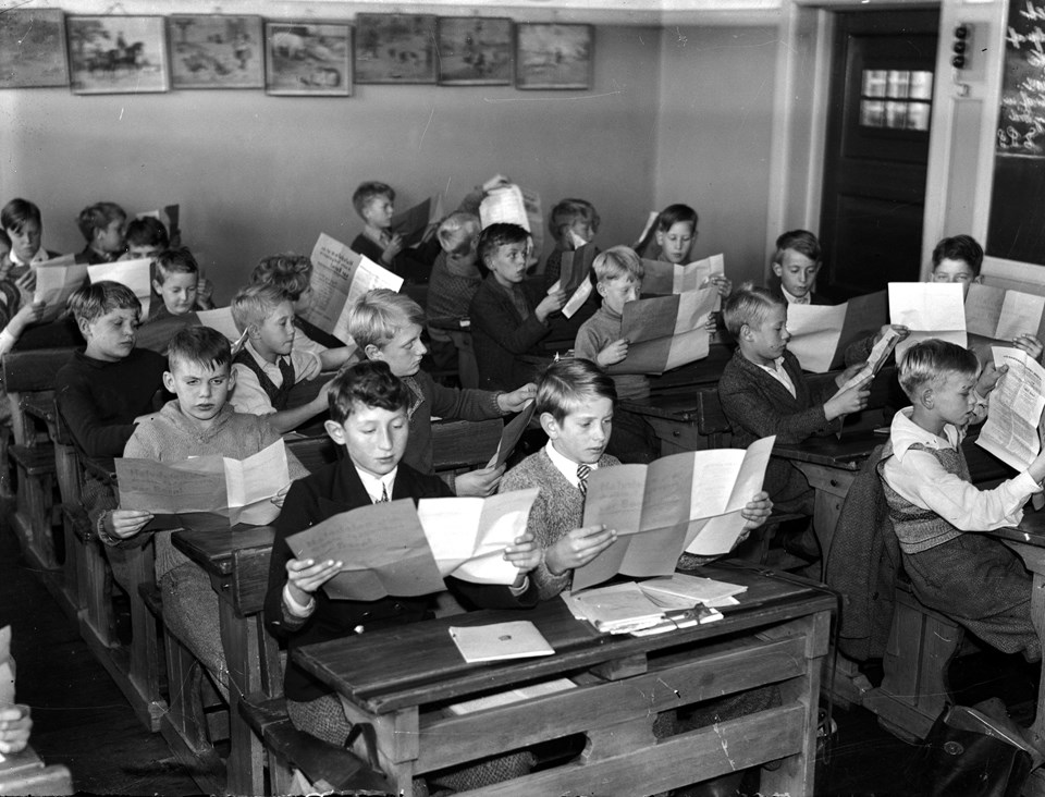 Seksualundervisning i skolen har været diskuteret i mere end 100 år, men længe begrænsede undervisningen sig til forplantningslære, og lærerne brød sig bestemt ikke om opgaven, som de ofte løste ved alene at fortælle om forplantning blandt dyr. Her er vi i en skoleklasse for drenge omkring 1930. Foto: Tage Christensen/Ritzau Scanpix Bine Madsen/Dagbladenes Bureau