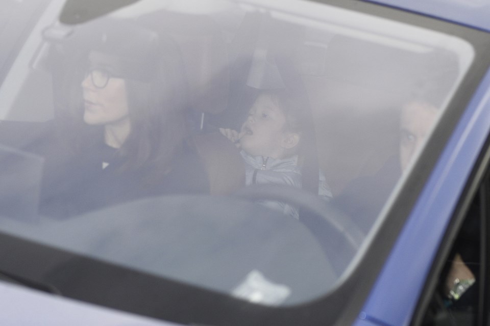 Kronprins Frederik og kronprinsesse Mary ankommer til Fredensborg Slot, hvor prins Henrik har ønsket at tilbringe sin sidste tid. Foto: Scanpix/Mads Claus Rasmussen