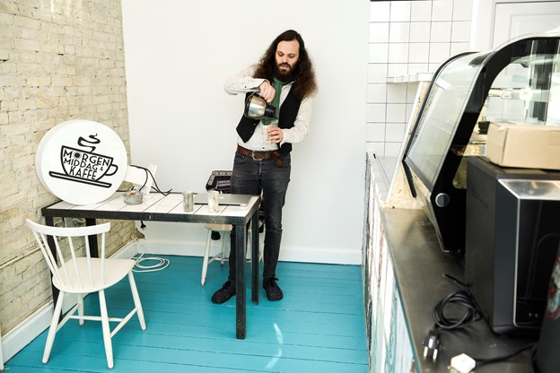 Personalet i den nye café er folk, der allerede er ansat i Huset - inklusive Michael Marino selv. Han har allerede en vis rutine i at skænke kaffe. Katrine Schousboe og Claus Søndberg (foto)