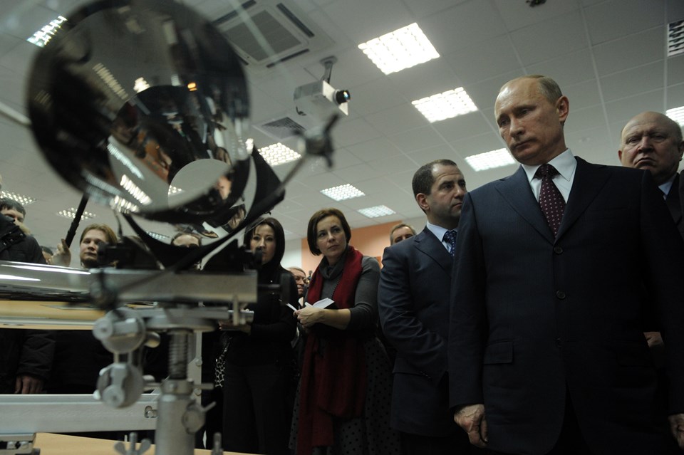 Ruslands præsident, Vladimir Putin, da han i 2012 besøgte atomanlægget i Sarov under valgkampen op til præsidentvalget. Nu har nogle af videnskabsmændene på stedet forsøgt at misbruge en supercomputer, der i 2011 blev taget i brug på anlægget, til at berige sig selv. Foto: Scanpix/Kirill Kudryavtsev Frank Jørgensen