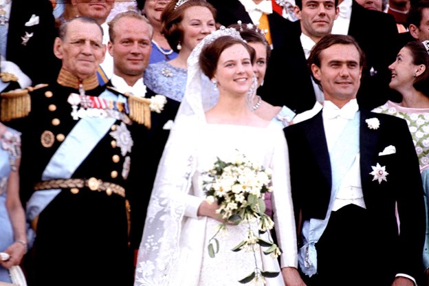 Vielsen 10. juni 1967 fandt sted i Holmens Kirke. Brudeparret lærte hinanden at kende i 1965. På det tidspunkt var Henri de Laborde de Monpezat tredjesekretær på den franske ambassade i London. Til et middagsselskab hos fælles bekendte fik han den danske tronfølger til bords. Til venstre for bruden kong Frederik og bag hende prins Richard. Arkivfoto: Scanpix/Per Pejstrup