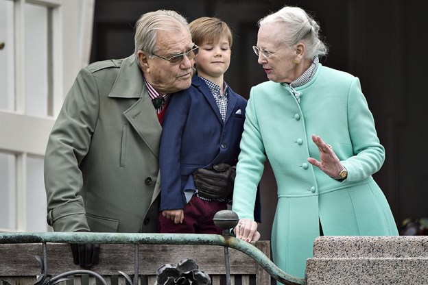Et af de nyeste fotos af prins Henrik. Det er taget 16. april 2017, da dronningen fejrede sin 77-års fødselsdag på Marselisborg Slot sammen med børn og børnebørn. Imellem regentparret står kronprinsparrets yngste søn, prins Vincent. Foto: Scanpix/Henning Bagger