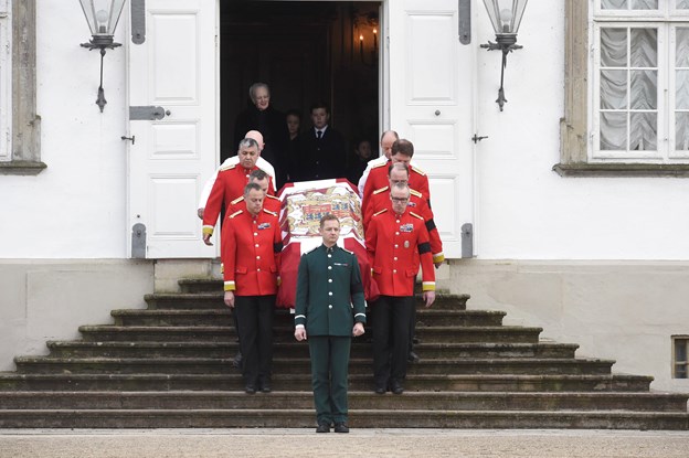 Prins Henriks båre overføres fra Fredensborg Slot til Christian IX”s Palæ, Amalienborg Slot. Foto: Liselotte Sabroe, Scanpix