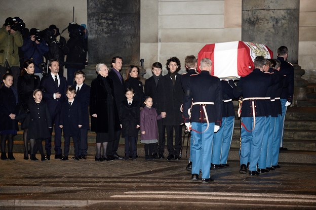 Prins Henriks båre ankommer til Christiansborg Slotskirke. Foto: Mads Claus Rasmussen/Scanpix