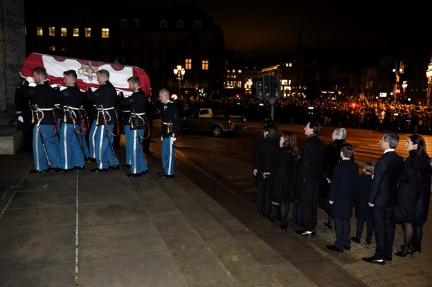Båren med prins Henriks kiste bliver båret ind i Christiansborg Slotskirke, fredag aften den 1. februar 2018. Foto: Liselotte Sabroe/Scanpix