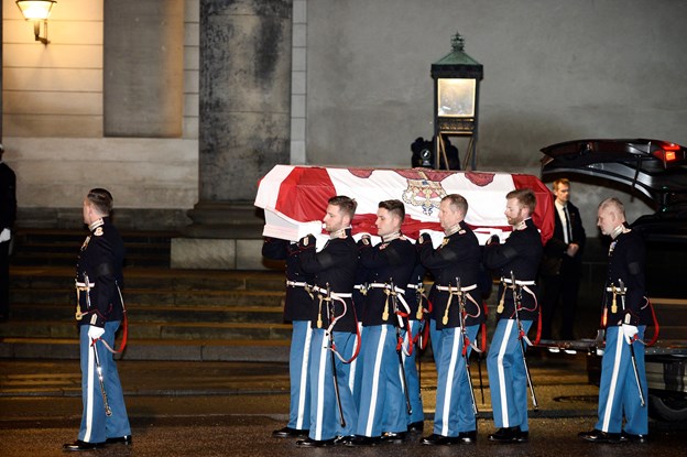 Prins Henriks båre ankommer til Christiansborg Slotskirke. Foto: Mads Claus Rasmussen/Scanpix
