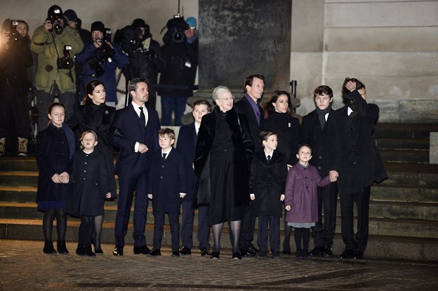 Den royale familie venter udenfor Christiansborg Slotskirke . Foto: Mads Claus Rasmussen/Scanpix