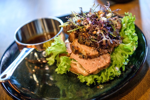 Open Ox er en af de nye tilføjelser på menuen. Den består af cuvette stegt som vildt, løgrelish, salat, brød og en demiglace. Camilla Gammelgaard og Nicolas Cho Meier (foto)