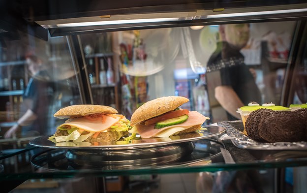 Planen er, at folk skal komme forbi Bonderup, købe en sandwich og sætte sig på terrassen. Foto: Martin Damgård Anne Helene Kahr Thomsen og Martin Damgård (foto)