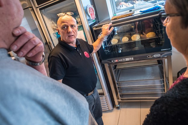 Den nye ovn skal sørge for duften af nybagt brød dagen lang i Bonderup. Alle medarbejderne har været på kursus, så de kan betjene den. Foto: Martin Damgård Anne Helene Kahr Thomsen og Martin Damgård (foto)