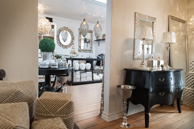 Brugskunstbutikken Skønne Hjem har fået sin helt egen afdeling hos HK Glas på Hobrovej i Støvring og er åben alle hverdage i lighed med indehaver Line Pedersens egen brugskunstbutik på adressen. Foto: Torben Hansen Ole Jensen og Torben Hansen (foto)