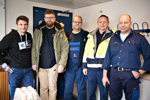 Maskincheferne var alle mødt op for at fejre at motoren har været i drift i 100.000 timer. Fra venstre er det Jesper Hansen, Jesper Faurholt, Peter Holmgaard Christensen, Kaare Vilsen og Anders Larsen. Foto: Hans Ravn Marianne Isen