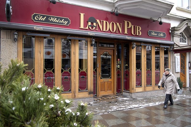 Midt på Boulevarden finder man London Pub. Camilla Gammelgaard og Lars Pauli (foto)