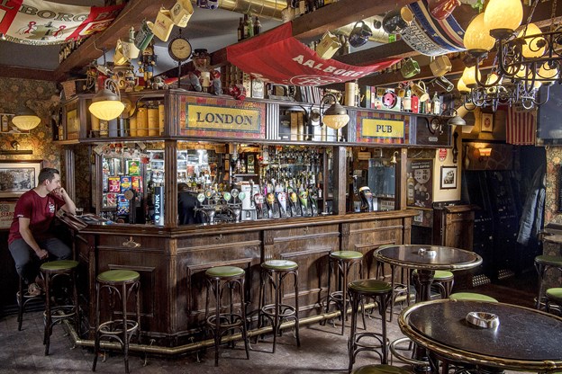 Der er mange detaljer i lokalet på London Pub. Camilla Gammelgaard og Lars Pauli (foto)