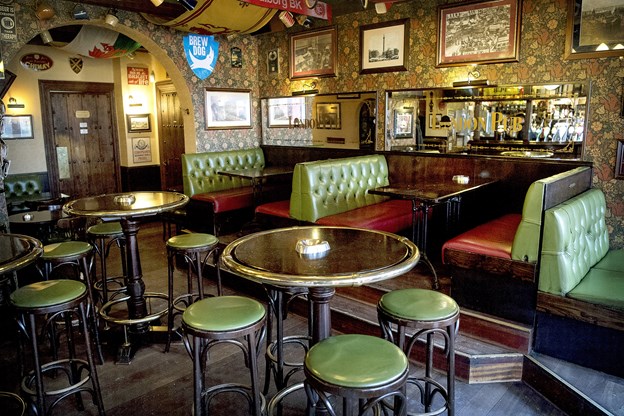 Der er plads til hygge og snak på London Pub. Camilla Gammelgaard og Lars Pauli (foto)