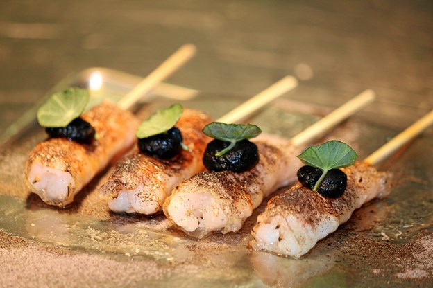 Snacks fra Applaus: Jomfruhummer lardo og fermenteret hvidløg som blev serveret med Foie gras kirsebær Camilla Gammelgaard