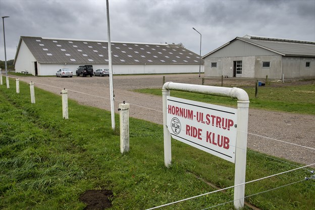 Det er i her hos Hornum Ulstrup Rideklub, der er brand. Arkivfoto: Lars Pauli Mette Siggaard og Jesper Ramsing