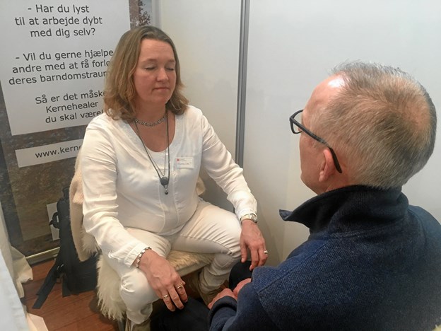 Marianne Lane tilbød healing til Helsemessen. Foto: Radio NORDJYSKE Anders Fuglsang