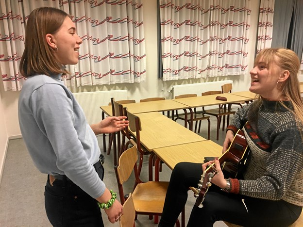 Nanna og Cecilie fra Ingstrup Efterskole øver den sang, de har skrevet samme dag som de skal optræde. Foto: Radio NORDJYSKE Anders Fuglsang