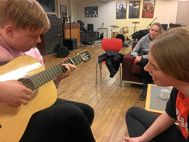 Victor og Alberte øver med Sandra lyttende i baggrunden. Foto: Radio NORDJYSKE Anders Fuglsang