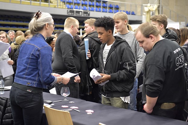 Mange af de 60 stande i Arena Nord oplevede massiv interesse fra deltagerne. Carl Chr. Madsenog Bente Poder (foto)