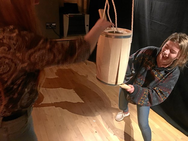 Anne er 1. G’er fra STX. Hun gik amok på tønden og blev fortjent kattedronning. Foto: Radio NORDJYSKE Anders Fuglsang