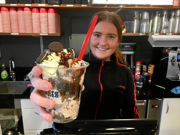 Her er det Sofie Holmgaard på Paradis, der serverer deres Oreo-nyhed. Foto: Katrine Brix Camilla Gammelgaard
