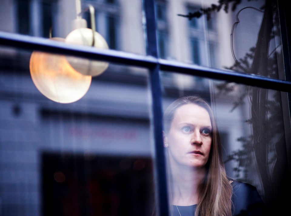 - Selvfølgelig føles mange af sagerne som et pres, og i perioder sætter det sig som stress, men heldigvis er jeg ikke alene. Jeg har min mand, som ikke bare forstår det, men også kender det fra sig selv, og det hjælper meget, at vi kan snakke om det og støtte hinanden, siger Jane Fisher-Byrielsen. Foto: Carsten Lauridsen Bine Madsen/Dagbladenes Bureau