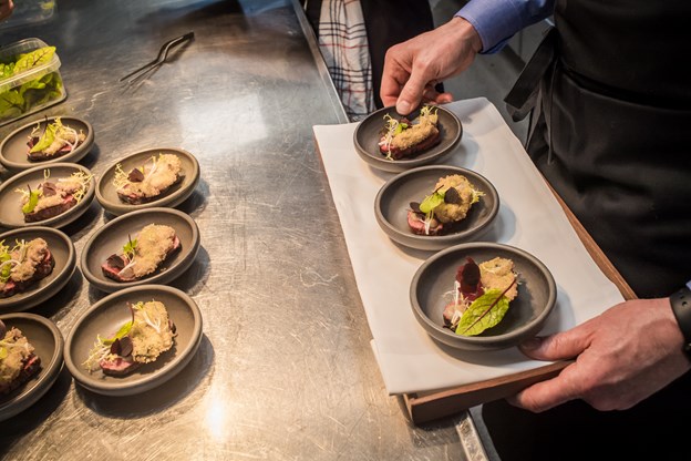 Der blev serveret mange lækre retter ved kvartfinalen. Her Wagyu filet med friteret østers og porsesnaps. Camilla Gammelgaard og Martin Damgård (foto)