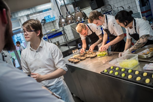 Kokkene fra Strandhotellet Blokhus og kokkene fra Mortens Kro arbejdede side om side i køkkenet. Camilla Gammelgaard og Martin Damgård (foto)