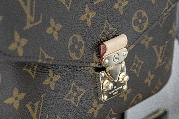 Louis Vuitton, Pochette Metis, er den mest eftertragtede taske i hendes sortiment. Man skal være på venteliste i op til et år for at købe den. Camilla Gammelgaard og Lasse Sand (foto)