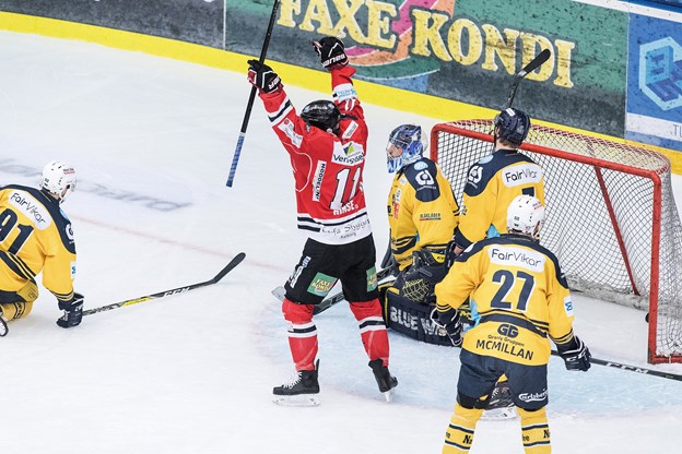 Det var en nervepirrende kamp, hvor Esbjerg formåede at komme foran 2-1. Heldigvis endte det 4-2 til piraterne. Camilla Gammelgaard og Torben Hansen (foto)