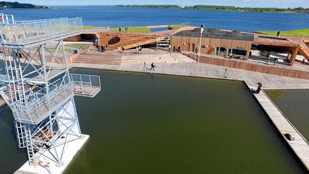 Katerina Komselis brænder mere for sin isbutik i Vestre Fjordpark. Foto: Dronefoto Nord Camilla Gammelgaard
