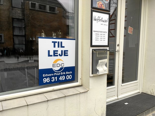 Til leje-skiltet har efterhånden hængt i vinduet i nogle uger. Privatfoto Camilla Gammelgaard