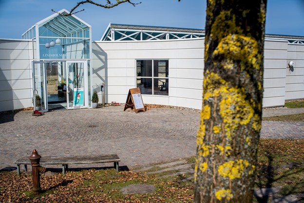 Her ses indgangen til Lindholm Høje Museet og Café Lindholm. Camilla Gammelgaard og Martin Damgård (foto)